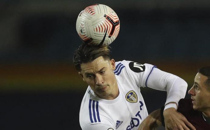 Im Einsatz für Leeds United: Robin Koch (l) in einem Zweikampf. Foto: Martin Rickett/POOL PA/AP/dpa