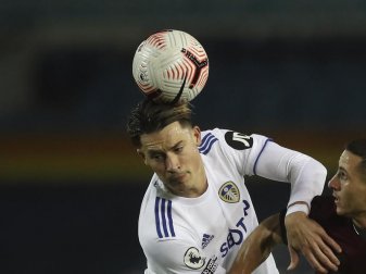 Im Einsatz für Leeds United: Robin Koch (l) in einem Zweikampf. Foto: Martin Rickett/POOL PA/AP/dpa Im Einsatz für Leeds United: Robin Koch (l) in einem Zweikampf. Foto: Martin Rickett/POOL PA/AP/dpa