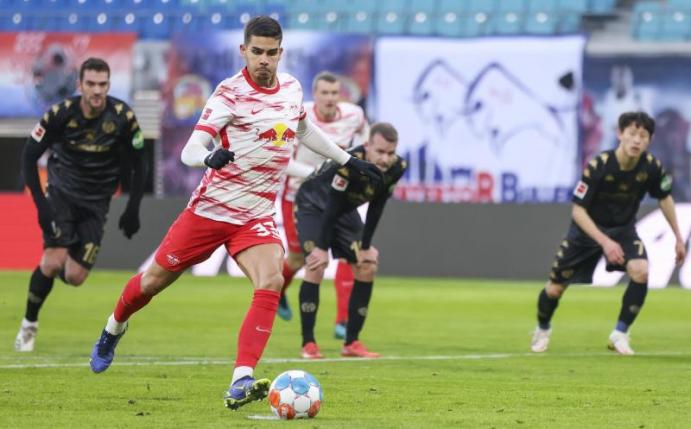 Der Leipziger Andre Silva trifft per Elfmeter. Foto: Jan Woitas/dpa-Zentralbild/dpa