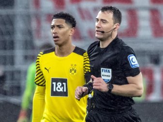 Ist derzeit nicht aktiv: Schiedsrichter Felix Zwayer (r). Foto: Bernd Thissen/dpa/Archivbild Ist derzeit nicht aktiv: Schiedsrichter Felix Zwayer (r). Foto: Bernd Thissen/dpa/Archivbild