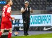 Trainer Steffen Baumgart vom 1. FC Köln steht klatschend am Rand des Spielfelds. Foto: Andreas Gora/dpa