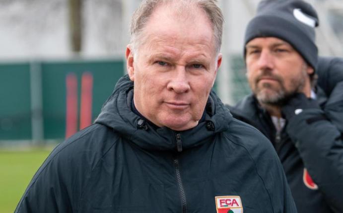 Sportdirektor Stefan Reuter (l) und Trainer Markus Weinzierl stehen bei einem Training des FC Augsburg auf dem Trainigsgelände. Foto: Stefan Puchner/dpa