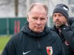 Sportdirektor Stefan Reuter (l) und Trainer Markus Weinzierl stehen bei einem Training des FC Augsburg auf dem Trainigsgelände. Foto: Stefan Puchner/dpa