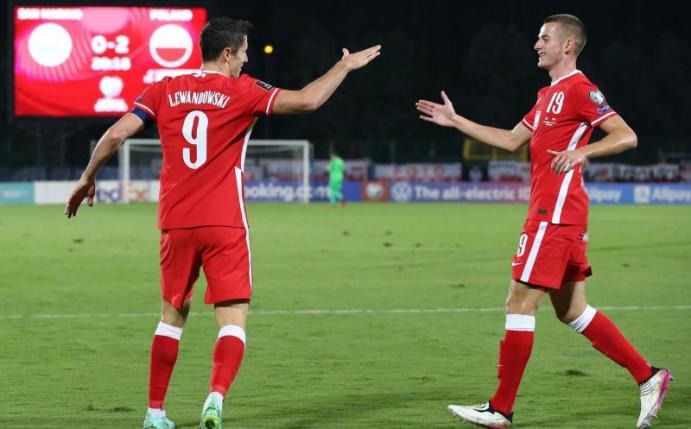 Nationalspieler Jakub Kaminski (r) klatscht mit Robert Lewandowski ab. Foto: Jonathan Moscrop/CSM via ZUMA Wire/dpa