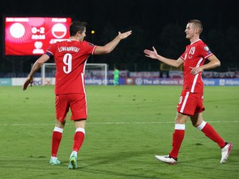 Nationalspieler Jakub Kaminski (r) klatscht mit Robert Lewandowski ab. Foto: Jonathan Moscrop/CSM via ZUMA Wire/dpa Nationalspieler Jakub Kaminski (r) klatscht mit Robert Lewandowski ab. Foto: Jonathan Moscrop/CSM via ZUMA Wire/dpa