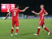 Nationalspieler Jakub Kaminski (r) klatscht mit Robert Lewandowski ab. Foto: Jonathan Moscrop/CSM via ZUMA Wire/dpa