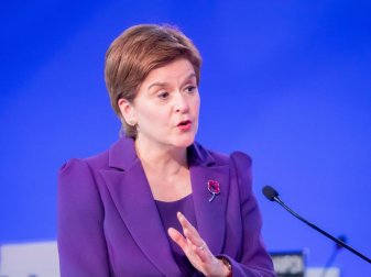 Kündigte die Aufhebung coronabedingter Teilnehmer-Beschränkungen für Veranstaltungen unter freiem Himmel an: Nicola Sturgeon. Foto: Christoph Soeder/dpa