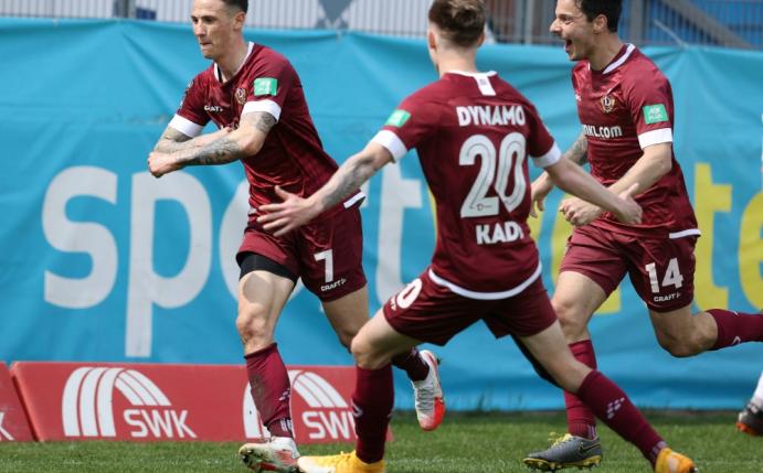 Philipp Hosiner (2.v.l.) wechselt nach Offenbach