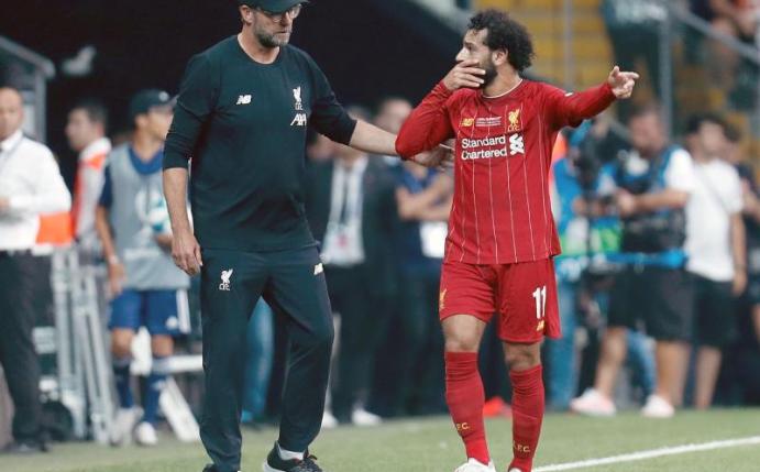 Liverpool-Coach Jürgen Klopp (l) zu möglicher Vertragsverlängerung mit Mohamed Salah (r): Man führe «gute Gespräche». Foto: Lefteris Pitarakis/AP/dpa