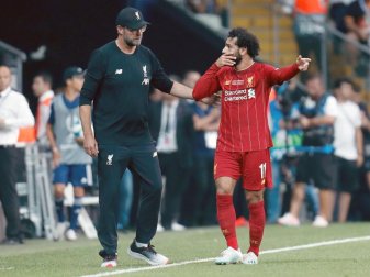 Liverpool-Coach Jürgen Klopp (l) zu möglicher Vertragsverlängerung mit Mohamed Salah (r): Man führe «gute Gespräche». Foto: Lefteris Pitarakis/AP/dpa Liverpool-Coach Jürgen Klopp (l) zu möglicher Vertragsverlängerung mit Mohamed Salah (r): Man führe «gute Gespräche». Foto: Lefteris Pitarakis/AP/dpa