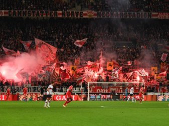 Wegen der gezündeten Rauchtöpfe in der Partie gegen den 1. FC Union Berlin verhängte das DFB-Sportgericht eine Geldstrafe gegen den VfB. Foto: Silas Stein/dpa Wegen der gezündeten Rauchtöpfe in der Partie gegen den 1. FC Union Berlin verhängte das DFB-Sportgericht eine Geldstrafe gegen den VfB. Foto: Silas Stein/dpa