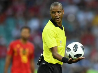 Zeigte beim Afrika-Cup ein beeinträchtigtes Zeitgefühl: Schiedsrichter Janny Sikazwe. Foto: Marius Becker/dpa Zeigte beim Afrika-Cup ein beeinträchtigtes Zeitgefühl: Schiedsrichter Janny Sikazwe. Foto: Marius Becker/dpa