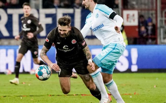 Wird ausgeliehen: Dries Wouters (r) in Aktion für den FC Schalke 04. Foto: Axel Heimken/dpa