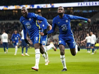 Antonio Rüdiger (r) feiert mit Romelu Lukaku das Tor zur 1:0-Führung für den FC Chelsea gegen Tottenham. Foto: Nick Potts/PA Wire/dpa Antonio Rüdiger (r) feiert mit Romelu Lukaku das Tor zur 1:0-Führung für den FC Chelsea gegen Tottenham. Foto: Nick Potts/PA Wire/dpa