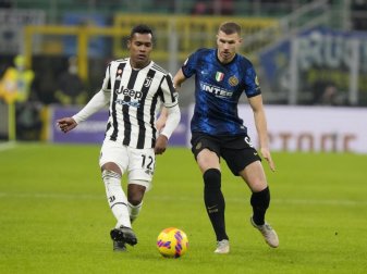 Edin Dzeko (r) von Inter Mailand im Zweikampf mit Juve-Profi Alex Sandro. Foto: Luca Bruno/AP/dpa