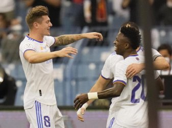 Toni Kroos (l) von Real Madrid feiert mit Teamkollegen ein Tor gegen den FC Barcelona. Foto: Hassan Ammar/AP/dpa Toni Kroos (l) von Real Madrid feiert mit Teamkollegen ein Tor gegen den FC Barcelona. Foto: Hassan Ammar/AP/dpa