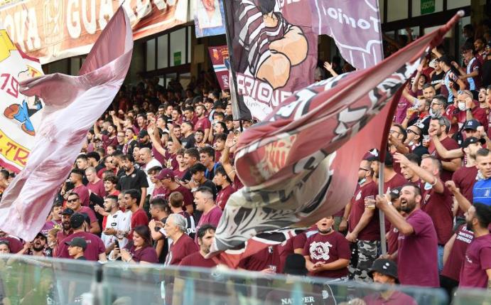 Fans von Salernitana jubeln auf der Tribüne während eines Fußballspiels ihrer Mansnchaft. Foto: Carmelo Imbesi/LPS via ZUMA Press Wire/dpa