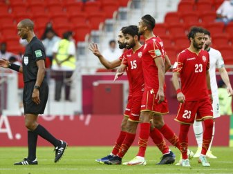 Janny Sikazwe (l.) war auch beim Arab Cup im Einsatz