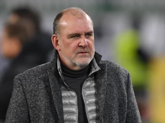 Stärkt Wolfsburg-Coach Florian Kohfeldt den Rücken: Jörg Schmadtke. Foto: Swen Pförtner/dpa