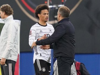 Zufriedener Bundestrainer: Hansi Flick (r) freut sich über die Entwicklung von Leroy Sané. Foto: Marcus Brandt/dpa Zufriedener Bundestrainer: Hansi Flick (r) freut sich über die Entwicklung von Leroy Sané. Foto: Marcus Brandt/dpa