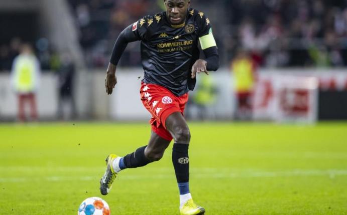Der Mainzer Kapitän Moussa Niakhaté wurde rechtzeitig vor dem Bochum-Spiel frei getestet. Foto: Tom Weller/dpa
