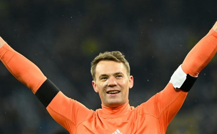 Neuer tauscht sein Trikot gegen Baumgart-Mütze