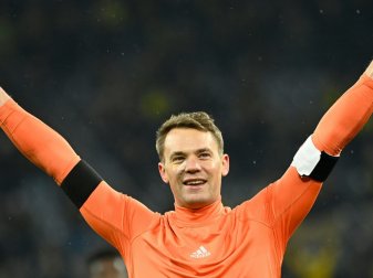 Neuer tauscht sein Trikot gegen Baumgart-Mütze Neuer tauscht sein Trikot gegen Baumgart-Mütze