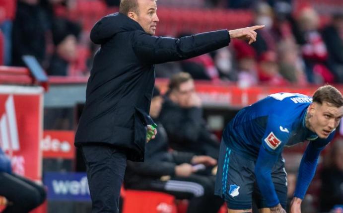 Der TSG-Trainer Sebastian Hoeneß (l) lobt das Team von Union-Coach Urs Fischer. Foto: Andreas Gora/dpa