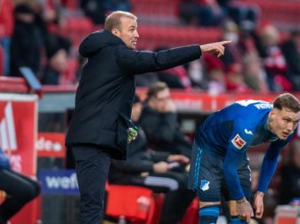 Der TSG-Trainer Sebastian Hoeneß (l) lobt das Team von Union-Coach Urs Fischer. Foto: Andreas Gora/dpa Der TSG-Trainer Sebastian Hoeneß (l) lobt das Team von Union-Coach Urs Fischer. Foto: Andreas Gora/dpa