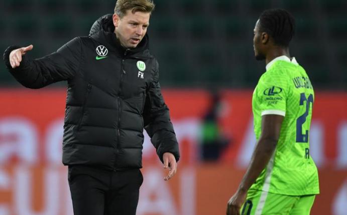 Wolfsburgs Trainer Florian Kohfeldt (l) klatscht mit seinem Spieler Ridle nach dem 0:0 gegen die Hertha ab. Foto: Swen Pförtner/dpa