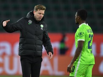 Wolfsburgs Trainer Florian Kohfeldt (l) klatscht mit seinem Spieler Ridle nach dem 0:0 gegen die Hertha ab. Foto: Swen Pförtner/dpa Wolfsburgs Trainer Florian Kohfeldt (l) klatscht mit seinem Spieler Ridle nach dem 0:0 gegen die Hertha ab. Foto: Swen Pförtner/dpa