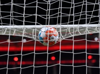 Das wegen Fankrawallen abgebrochene spanische Pokalspiel zwischen Betis Sevilla und FC Sevilla wird heute fortgesetzt. Foto: Arne Dedert/dpa Das wegen Fankrawallen abgebrochene spanische Pokalspiel zwischen Betis Sevilla und FC Sevilla wird heute fortgesetzt. Foto: Arne Dedert/dpa
