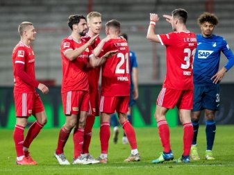 Die Unioner feiern den Sieg gegen Hoffenheim. Foto: Andreas Gora/dpa Die Unioner feiern den Sieg gegen Hoffenheim. Foto: Andreas Gora/dpa