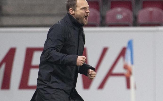 Der Mainzer Trainer Bo Svensson jubelte nach dem Schlusspfiff gegen Bochum. Foto: Torsten Silz/dpa