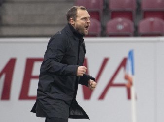 Der Mainzer Trainer Bo Svensson jubelte nach dem Schlusspfiff gegen Bochum. Foto: Torsten Silz/dpa Der Mainzer Trainer Bo Svensson jubelte nach dem Schlusspfiff gegen Bochum. Foto: Torsten Silz/dpa