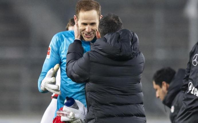 Leipzigs Trainer Domenico Tedesco (r) bedankt sich bei seinem Torwart Peter Gulacsi. Foto: Tom Weller/dpa