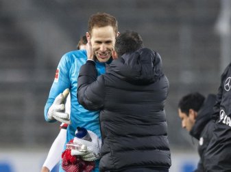Leipzigs Trainer Domenico Tedesco (r) bedankt sich bei seinem Torwart Peter Gulacsi. Foto: Tom Weller/dpa Leipzigs Trainer Domenico Tedesco (r) bedankt sich bei seinem Torwart Peter Gulacsi. Foto: Tom Weller/dpa
