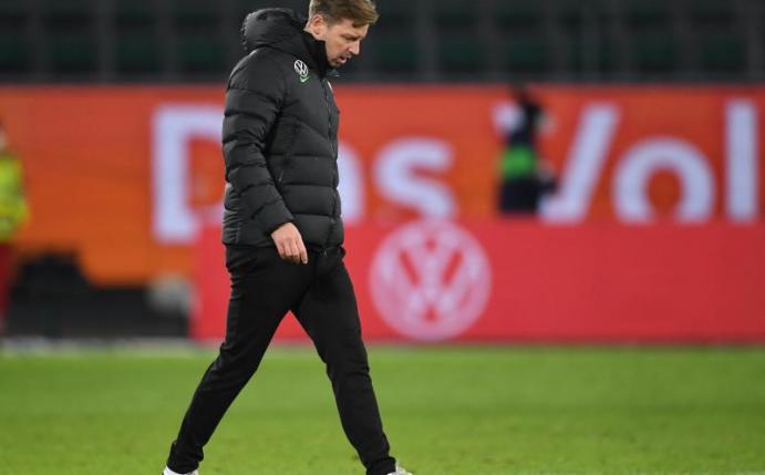 Wolfsburgs Trainer Florian Kohfeldt kam mit seinem Team nicht über ein 0:0 bei Hertha BSC hinaus. Foto: Swen Pförtner/dpa
