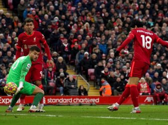 Liverpools Takumi Minamino erzielt das 3:0 gegen den FC Brentford. Foto: Peter Byrne/PA Wire/dpa Liverpools Takumi Minamino erzielt das 3:0 gegen den FC Brentford. Foto: Peter Byrne/PA Wire/dpa