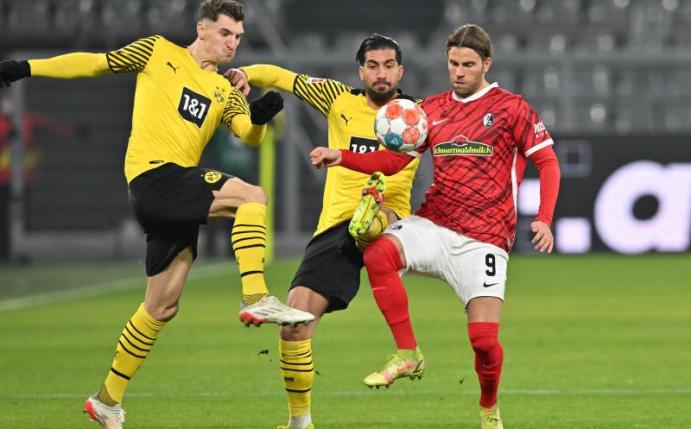 Dortmunds Emre Can (M) verletzte sich im Spiel gegen den SC Freiburg im Adduktorenbereich. Foto: David Inderlied/dpa