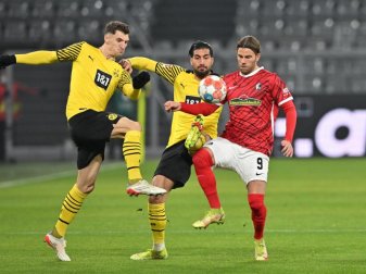 Dortmunds Emre Can (M) verletzte sich im Spiel gegen den SC Freiburg im Adduktorenbereich. Foto: David Inderlied/dpa Dortmunds Emre Can (M) verletzte sich im Spiel gegen den SC Freiburg im Adduktorenbereich. Foto: David Inderlied/dpa