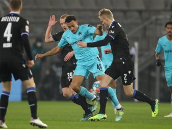 Bielefelds Sebastian Vasiliadis (2.v.l.) und Amos Pieper (2.v.r.) kämpfen um den Ball mit Fürths Jamie Leweling (M). Foto: Friso Gentsch/dpa Bielefelds Sebastian Vasiliadis (2.v.l.) und Amos Pieper (2.v.r.) kämpfen um den Ball mit Fürths Jamie Leweling (M). Foto: Friso Gentsch/dpa