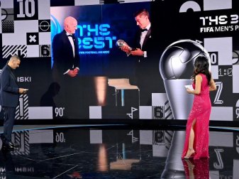 Dem FCB-Stürmer Robert Lewandowski (r. auf Bildschirm) wird 2020 die Weltfußballer-Trophäe überreicht. Foto: Valeriano Di Domenico/POOL FIFA/Getty/dpa Dem FCB-Stürmer Robert Lewandowski (r. auf Bildschirm) wird 2020 die Weltfußballer-Trophäe überreicht. Foto: Valeriano Di Domenico/POOL FIFA/Getty/dpa