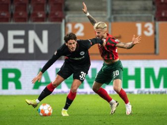 Goncalo Paciencia von Eintracht Frankfurt (l) schirmt den Ball gegen Augsburgs Niklas Dorsch ab. Foto: Matthias Balk/dpa Goncalo Paciencia von Eintracht Frankfurt (l) schirmt den Ball gegen Augsburgs Niklas Dorsch ab. Foto: Matthias Balk/dpa