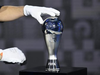 Eine der Trophäen wird vor der Preisverleihung der FIFA für die Weltfußballerin und den Weltfußballer auf einem Sockel platziert. Foto: Valeriano Di Domenico/POOL FIFA/Getty/AP/dpa Eine der Trophäen wird vor der Preisverleihung der FIFA für die Weltfußballerin und den Weltfußballer auf einem Sockel platziert. Foto: Valeriano Di Domenico/POOL FIFA/Getty/AP/dpa