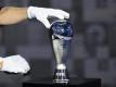 Eine der Trophäen wird vor der Preisverleihung der FIFA für die Weltfußballerin und den Weltfußballer auf einem Sockel platziert. Foto: Valeriano Di Domenico/POOL FIFA/Getty/AP/dpa