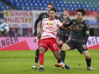 Leipzigs Dominik Szoboszlai (M) fällt im DFB-Pokalspiel gegen Hansa Rostock wegen einer Zerrung aus. Foto: Jan Woitas/dpa-Zentralbild/dpa Leipzigs Dominik Szoboszlai (M) fällt im DFB-Pokalspiel gegen Hansa Rostock wegen einer Zerrung aus. Foto: Jan Woitas/dpa-Zentralbild/dpa