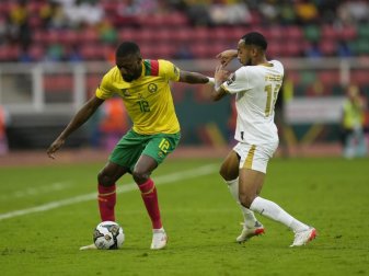 Karl Toko-Ekambi (l) aus Kamerun in Aktion gegen Kenny Rocha Santos aus Kap Verde. Foto: Themba Hadebe/AP/dpa Karl Toko-Ekambi (l) aus Kamerun in Aktion gegen Kenny Rocha Santos aus Kap Verde. Foto: Themba Hadebe/AP/dpa