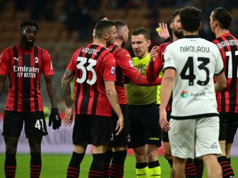 Der AC Mailand verliert in der Nachspielzeit Der AC Mailand verliert in der Nachspielzeit