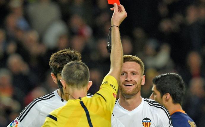 Shkodran Mustafi flog noch vor der Pause vom Platz (Quelle: SID)